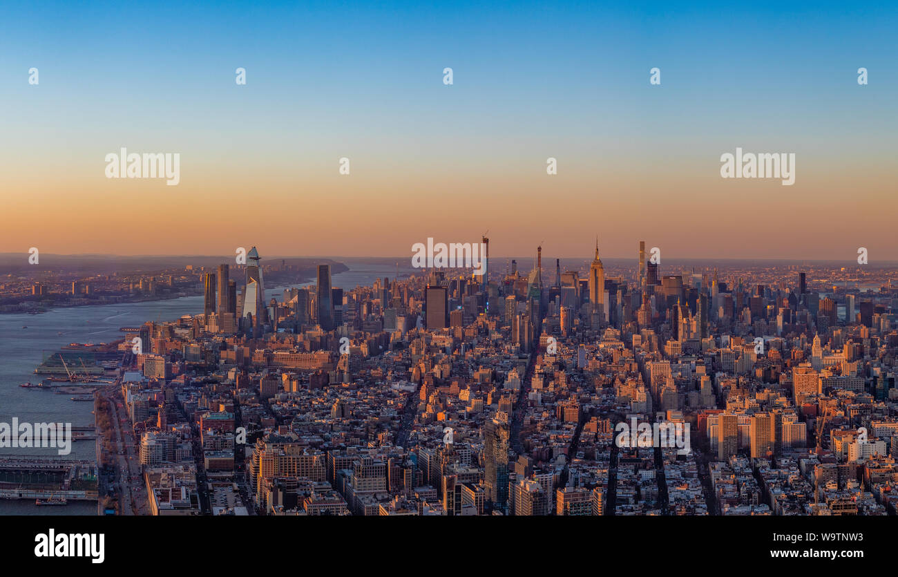 Ein Panorama Bild von New York wie aus der Einen Welt Sternwarte bei Sonnenuntergang gesehen. Stockfoto