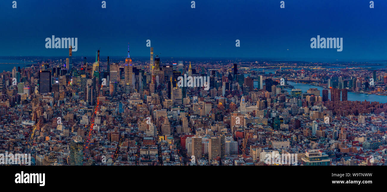 Ein Panorama Bild von New York wie aus der Einen Welt Sternwarte am frühen Abend gesehen. Stockfoto