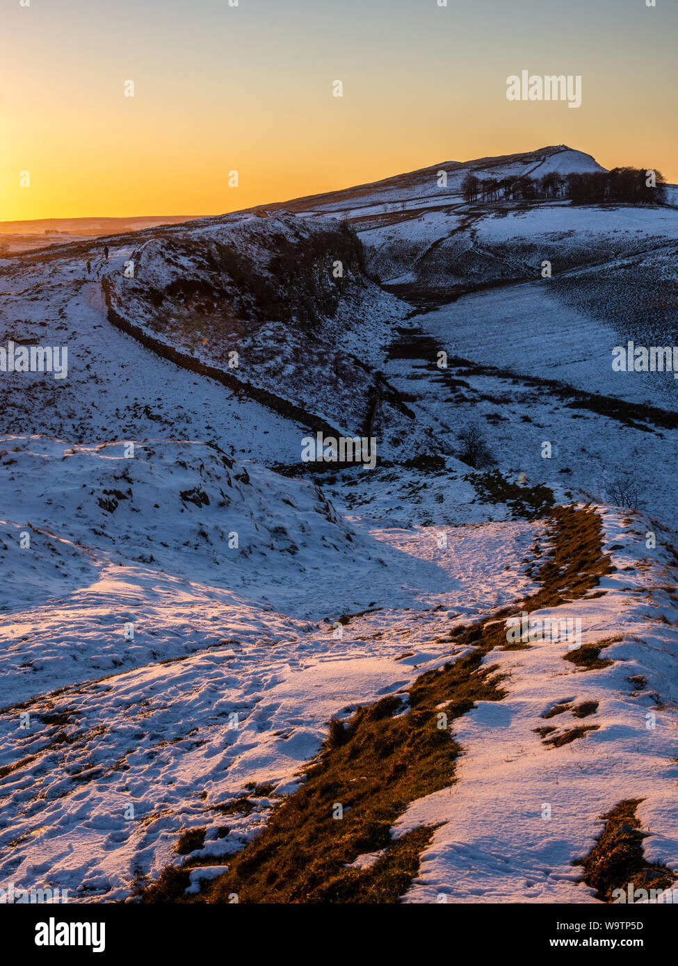 Die Sonne über grüne Hügel und straffen Peel Klippen auf dem Hadrianswall in Northumberland. Stockfoto