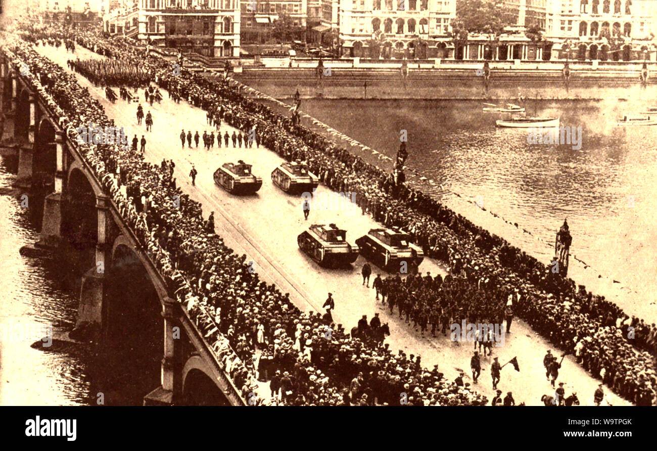 1919 - Truppen und Panzer auf die Westminster Bridge (WWI Siegesparade) Stockfoto