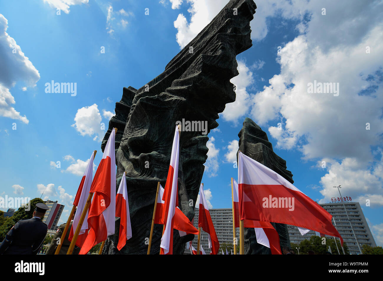 Die polnische Flagge stehen neben dem Denkmal der Schlesischen Aufständischen während der Veranstaltung in Kattowitz statt. Anlässlich der Polnischen Armee Tag, der 99. Jahrestag der Schlacht von Warschau und den 100. Jahrestag des Ausbruchs des Ersten Schlesischen Aufstand, zum ersten Mal offizielle Feierlichkeiten Platz aus der Hauptstadt Warschau. Stockfoto