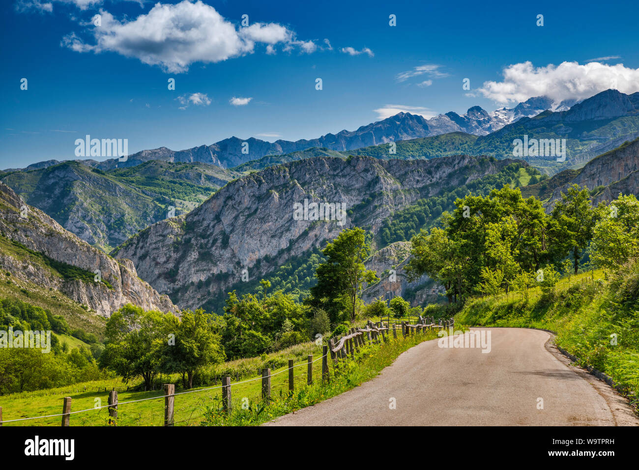 Calmayor Crag, Desfiladero de Los Beyos hinter, El Cornion massiv, von der Straße in der Nähe von Dorf Viego, Picos de Europa, Ponga Naturpark, Asturien, Spanien Stockfoto