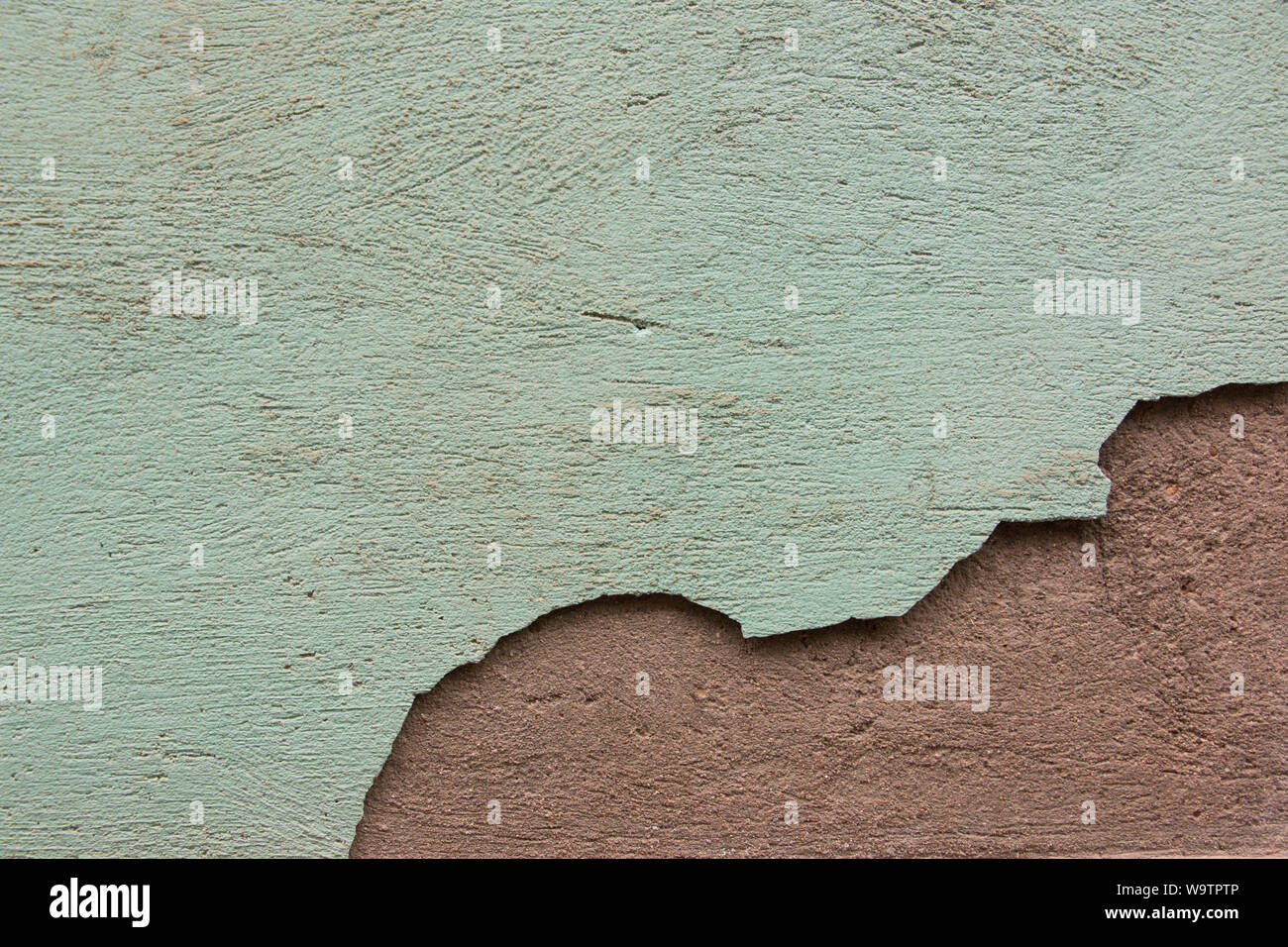 Grüne Farbe mit Crack enthüllt Rote Wand unten Stockfoto