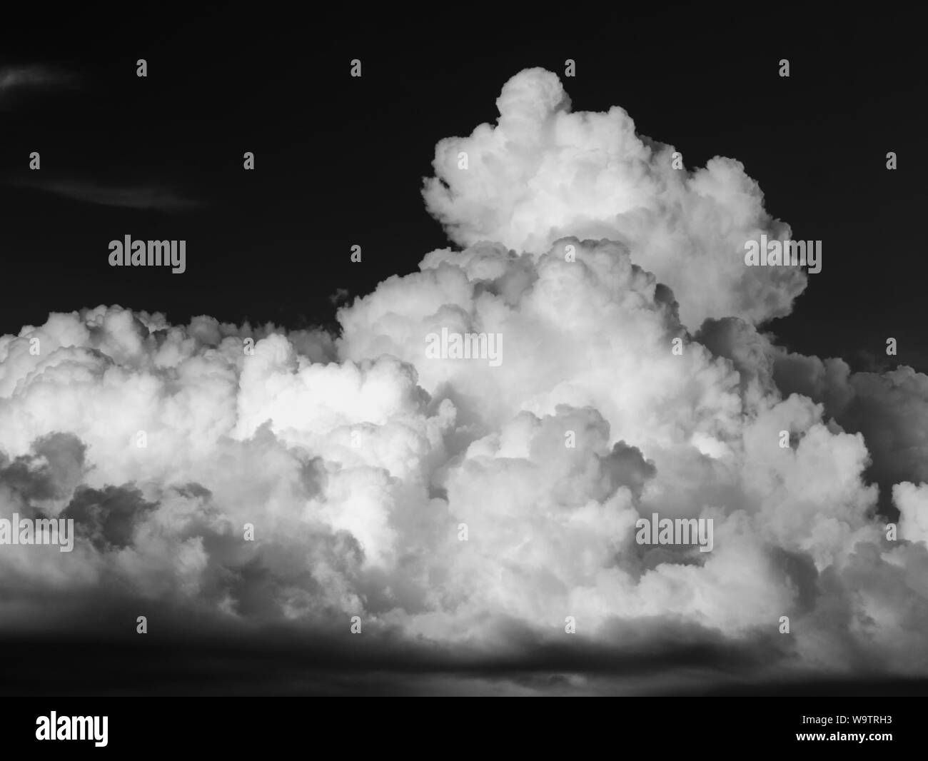 Big Florida Sommer Sturm Wolken wie eine Infrarotsauna rot Bild aufgenommen und zu einem invertierten Schwarz umgewandelt und Weiß mit falschen Farben Stockfoto