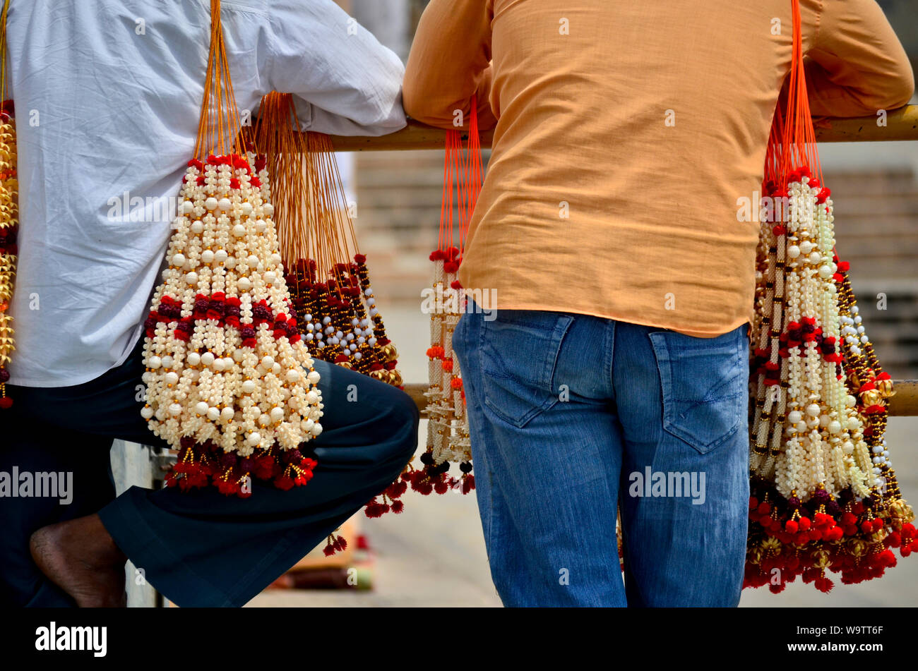 Indische Männer auf dem Rücken in der Sonne, in Indien Stockfoto