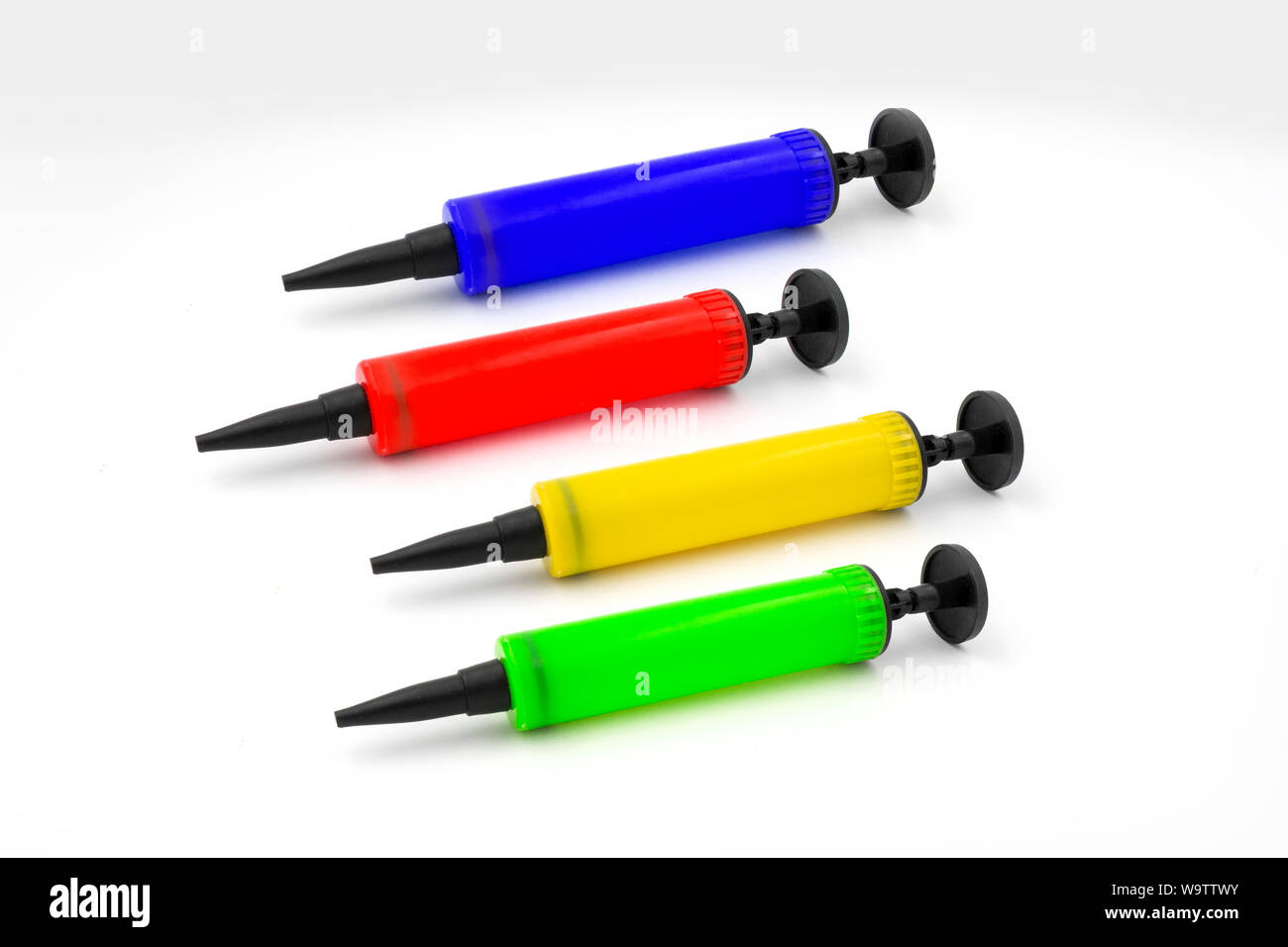 Multi Color Handpumpe Inflation für Ballon auf weißem Hintergrund Stockfoto