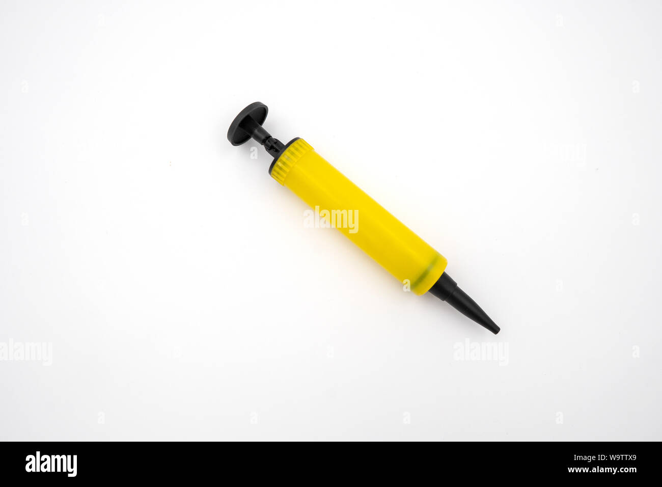 Handpumpe Inflation für Ballon auf weißem Hintergrund Stockfoto