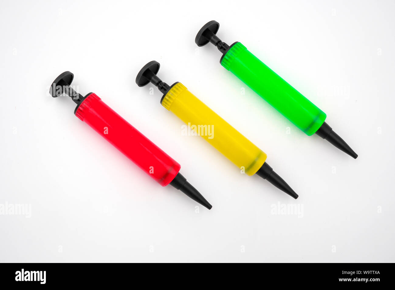 Multi Color Handpumpe Inflation für Ballon auf weißem Hintergrund Stockfoto
