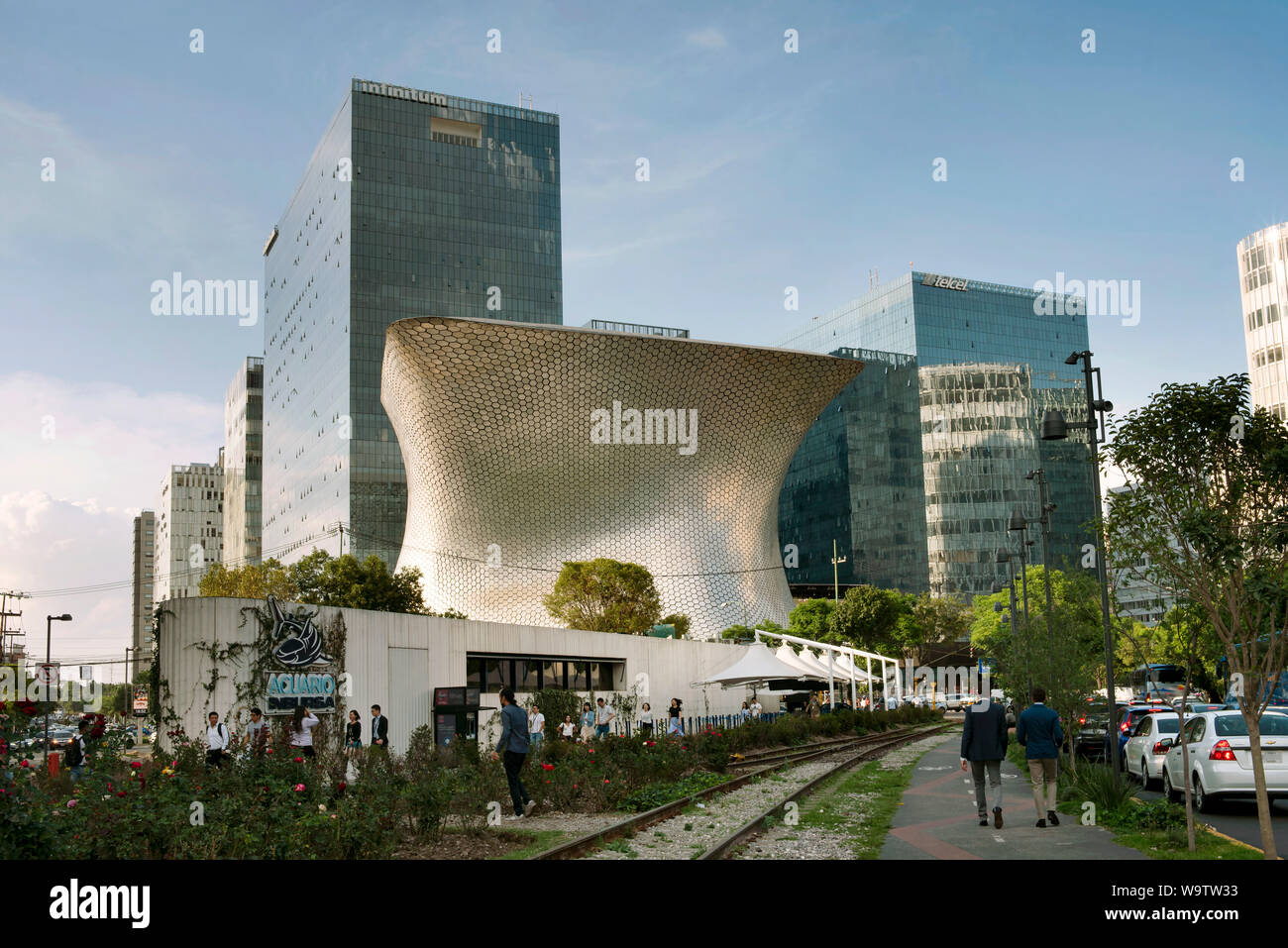 Urbane Landschaft in Polanco Distrikt mit Menschen zu Fuß und Semih Museum im Hintergrund. Mexiko City, CDMX, Mexiko. Jun 2019 Stockfoto