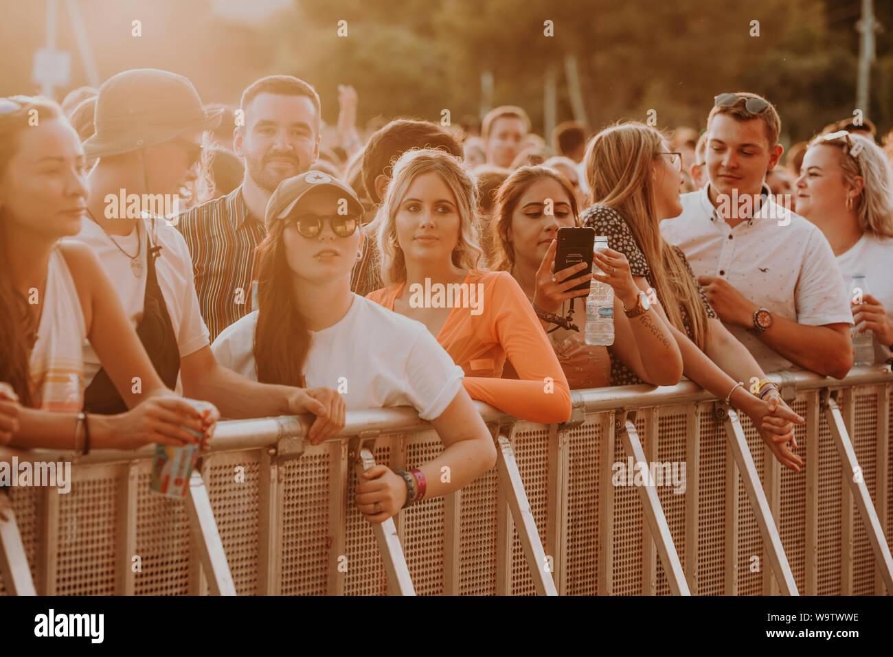 BENICASSIM, SPANIEN - JUL 19: Die Menge in einem Konzert beim FIB (Festival Internacional de Benicassim) Festival am 19. Juli 2019 in Benicassim, Spanien. Stockfoto