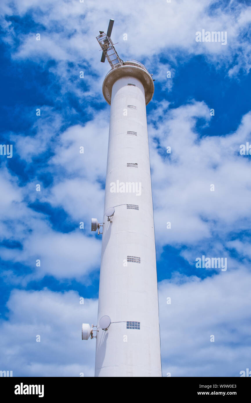 Leuchtturm in der Nähe von Playa Blanca auf Lanzarote genannt Faro de Punta Pechiguera gegen den blauen bewölkten Himmel Stockfoto