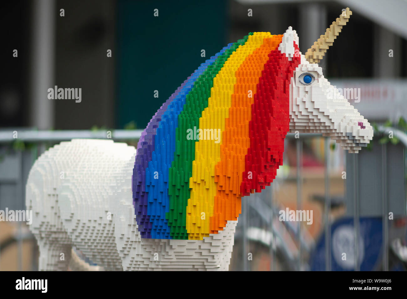 LEGO mystische Geschöpfe bei Mermaid Quay in der Bucht von Cardiff, Wales, UK. Stockfoto