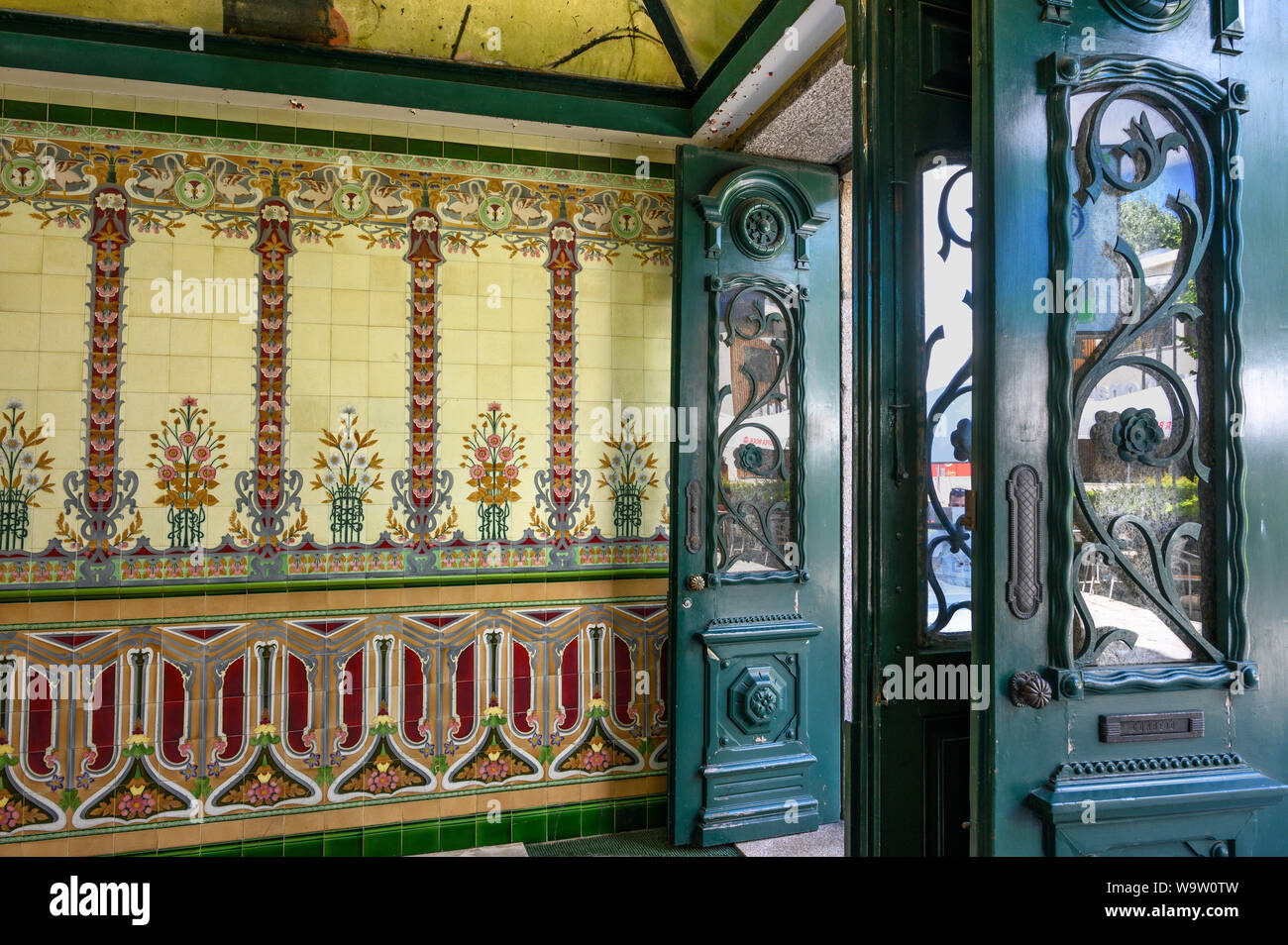 Eingangshalle mit einem Gebäude mit bunten Jugendstil Fliesen aus der Zeit um 1900, im Zentrum von Braga im Nordwesten Portugals. Stockfoto