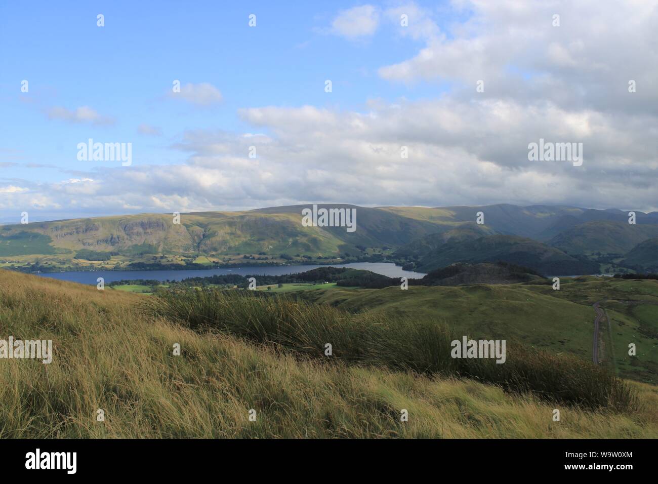 UK ländliche englische Landschaft Sommer. Blick vom Kleinen Mell fiel, Watermillock in der Nähe von Ullswater im englischen Lake District, Cumbria GROSSBRITANNIEN. Stockfoto