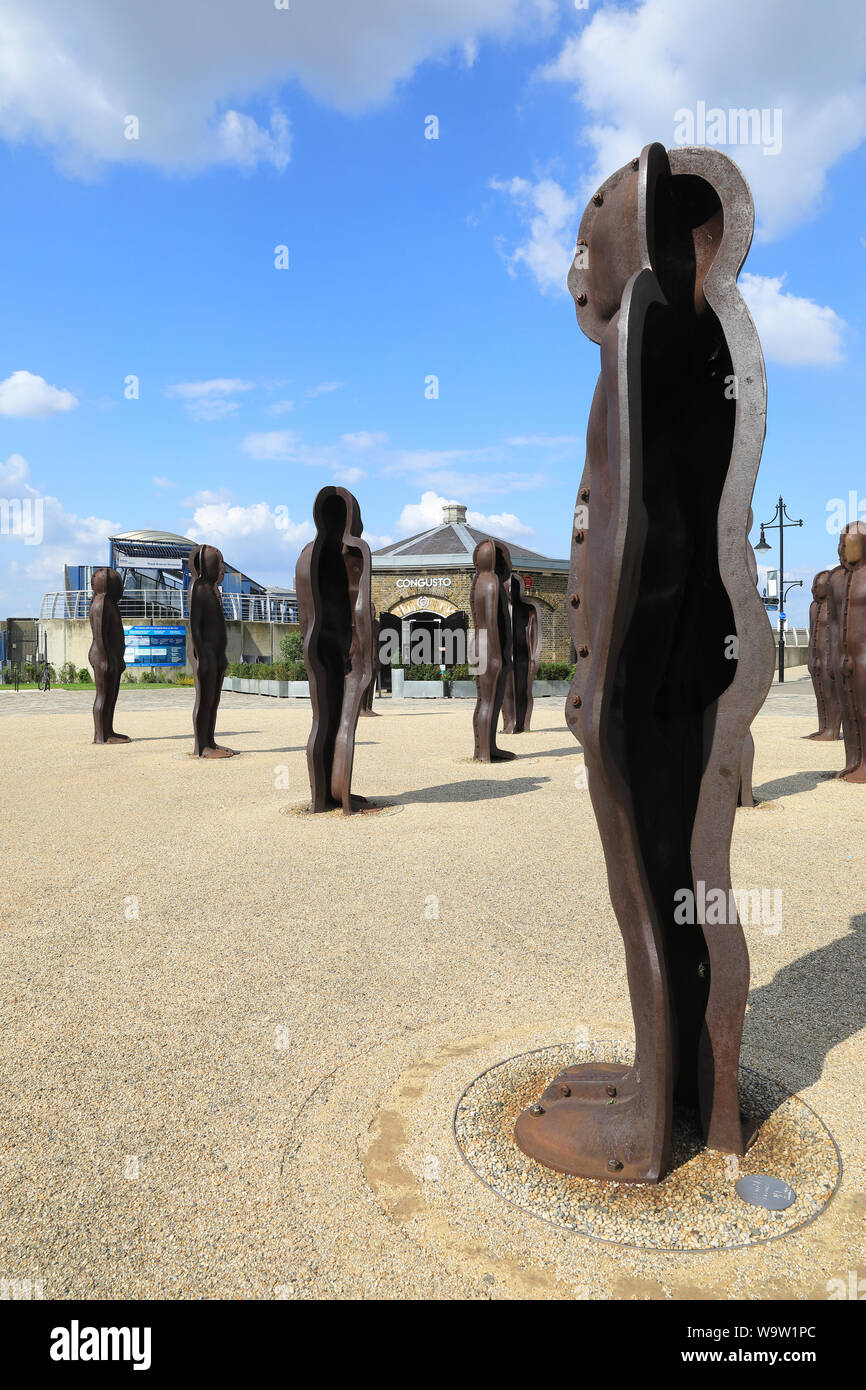 Die Montage der Skulptur von Peter Burke vor der Con Gusto Restaurant in einem ehemaligen Wache am Eingang zu Woolwich Arsenal Pier Stockfoto