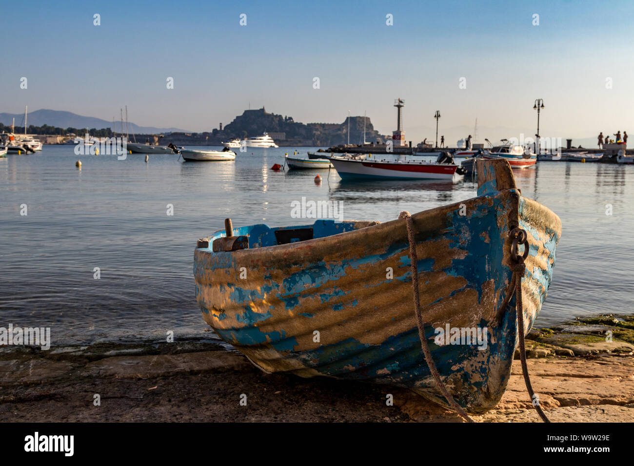Kleines Ruderboot in der Bucht von Korfu Stockfoto