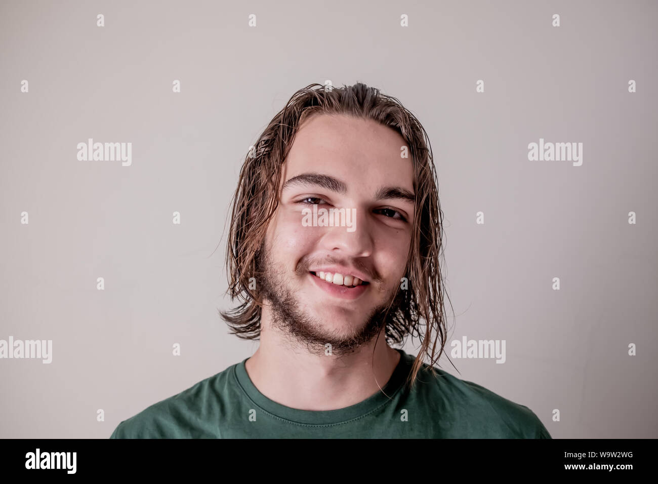 Jungen attraktiven Mann oder junge lächelnde Gesicht Ausdruck mit nassen Haar und Bart, junger Mann portrait Foto Stockfoto