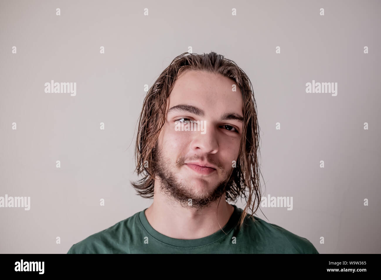 Jungen attraktiven Mann oder junge lächelnde Gesicht Ausdruck mit nassen Haar und Bart, junger Mann portrait Foto Stockfoto