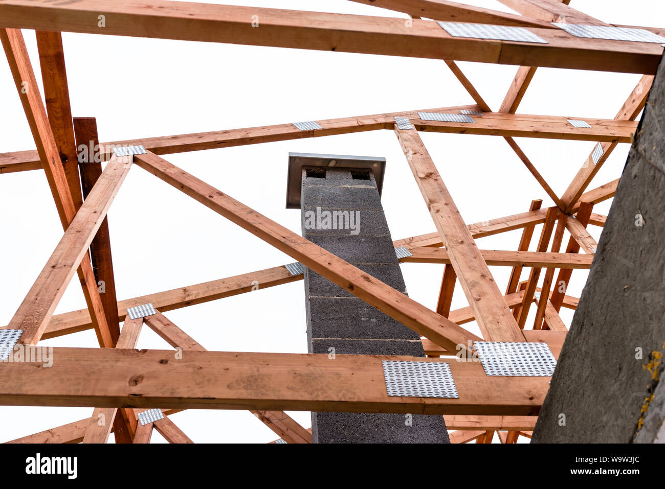 System Schornstein auf einem freistehenden Haus im Bau, sichtbaren  Schornstein Block und Elemente von Dachstühlen Stockfotografie - Alamy