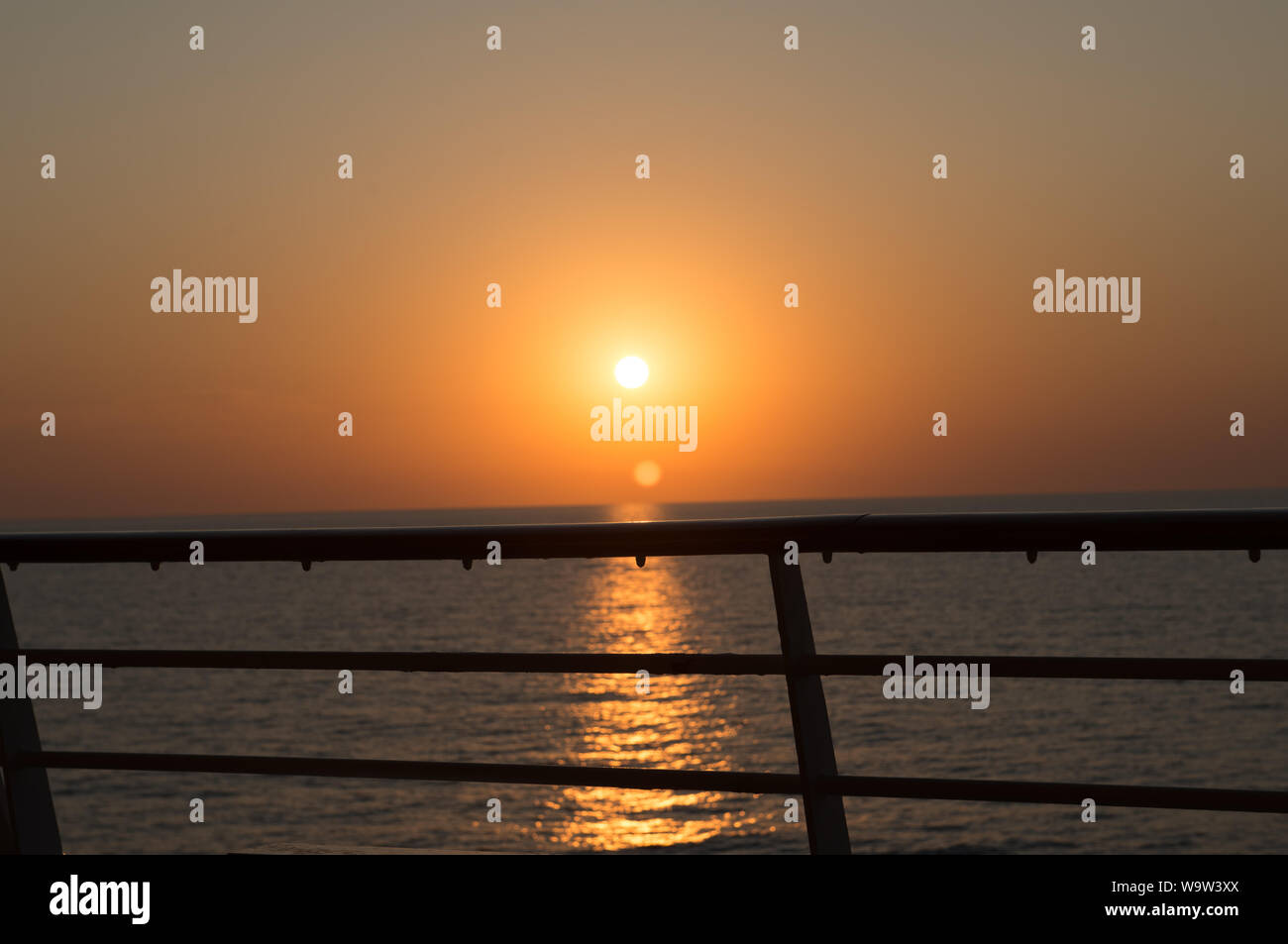 Glühender Himmel wie die Sonne auf dem Meer, an Bord nautische vessal Stockfoto