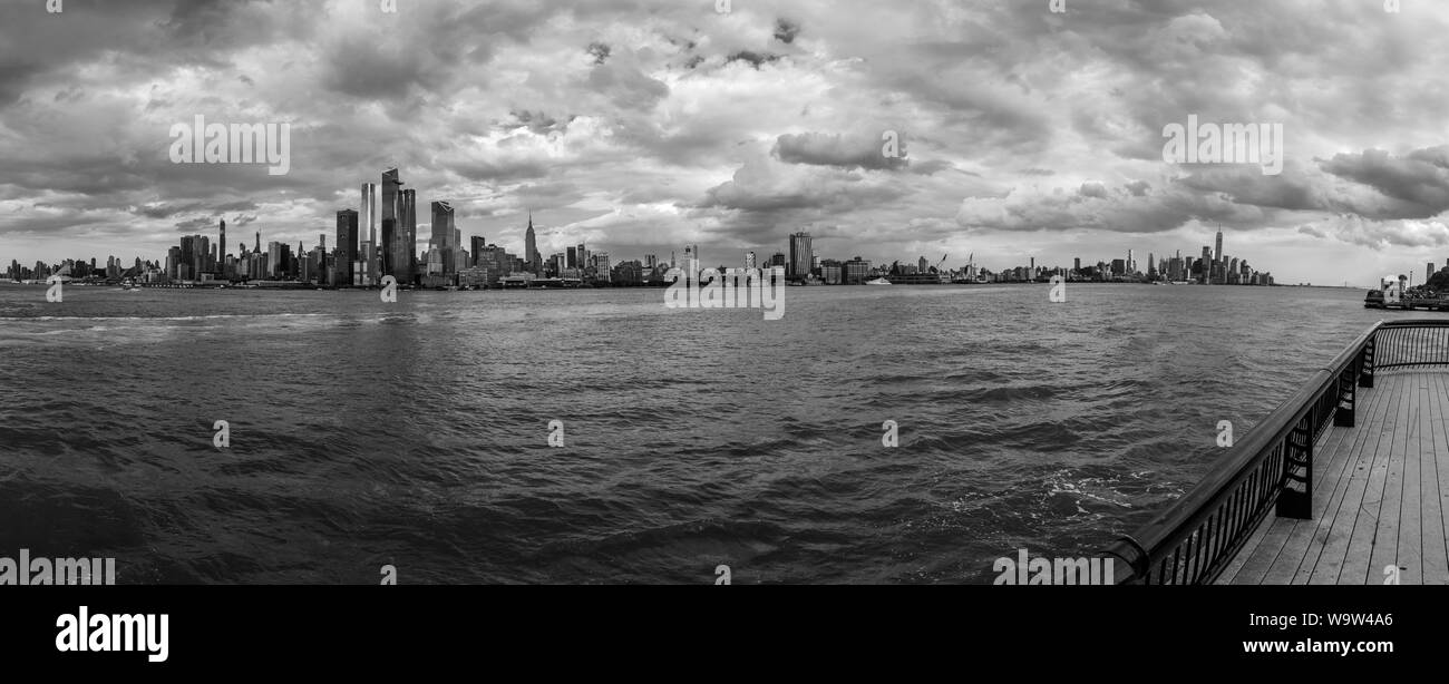 Manhattan an einem bewölkten Nachmittag als von Hoboken gesehen Stockfoto