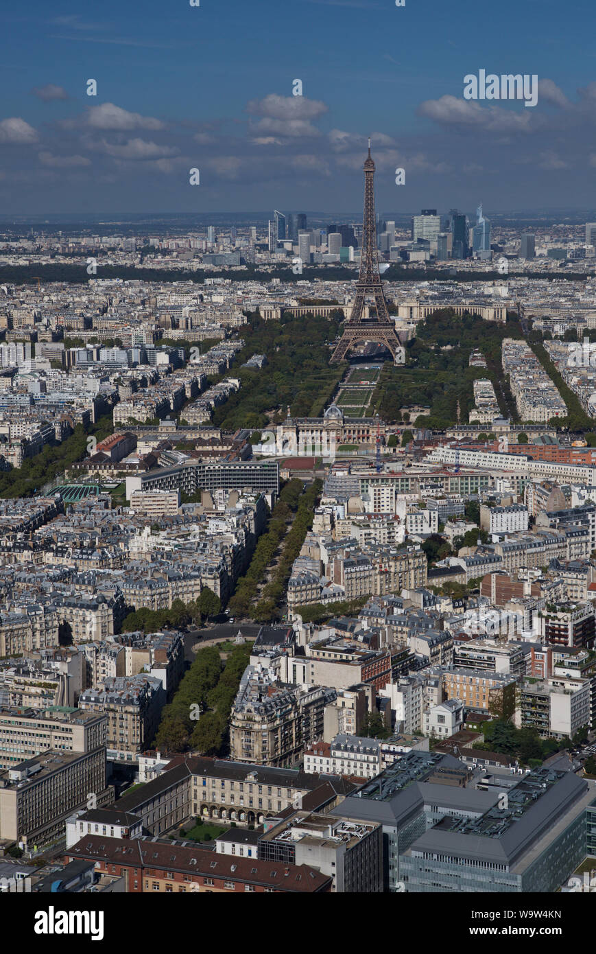 Allgemeine Ansicht der Eiffelturm, Parc du Champs de Mars und Avenue de Saxe aus der 56. Etage Aussichtsplattform des Tour Montparnasse, Paris, Fra Stockfoto