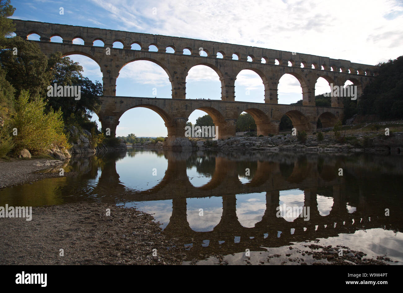 Der Pont du Gard in der Nähe von Nimes in Südwest Frankreich. Stockfoto