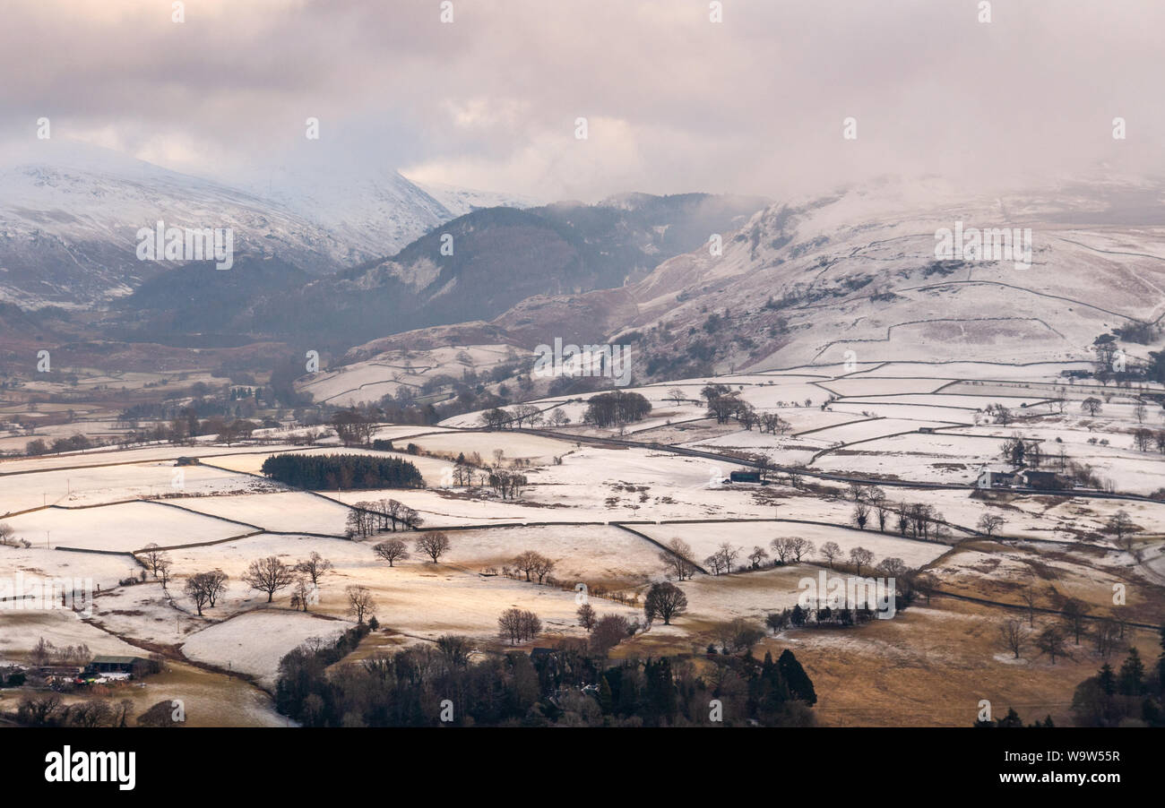 Schnee liegt auf den Feldern auf den Pisten von Castlerigg fiel in den englischen Lake District. Stockfoto