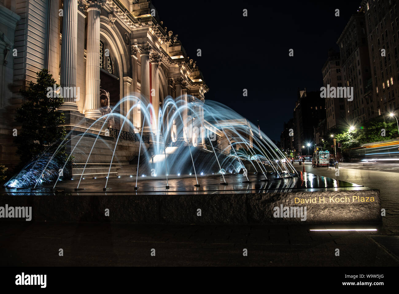 Fassade und Brunnen des Metropolitan Museum der Kunst in der Nacht in New York. Stockfoto