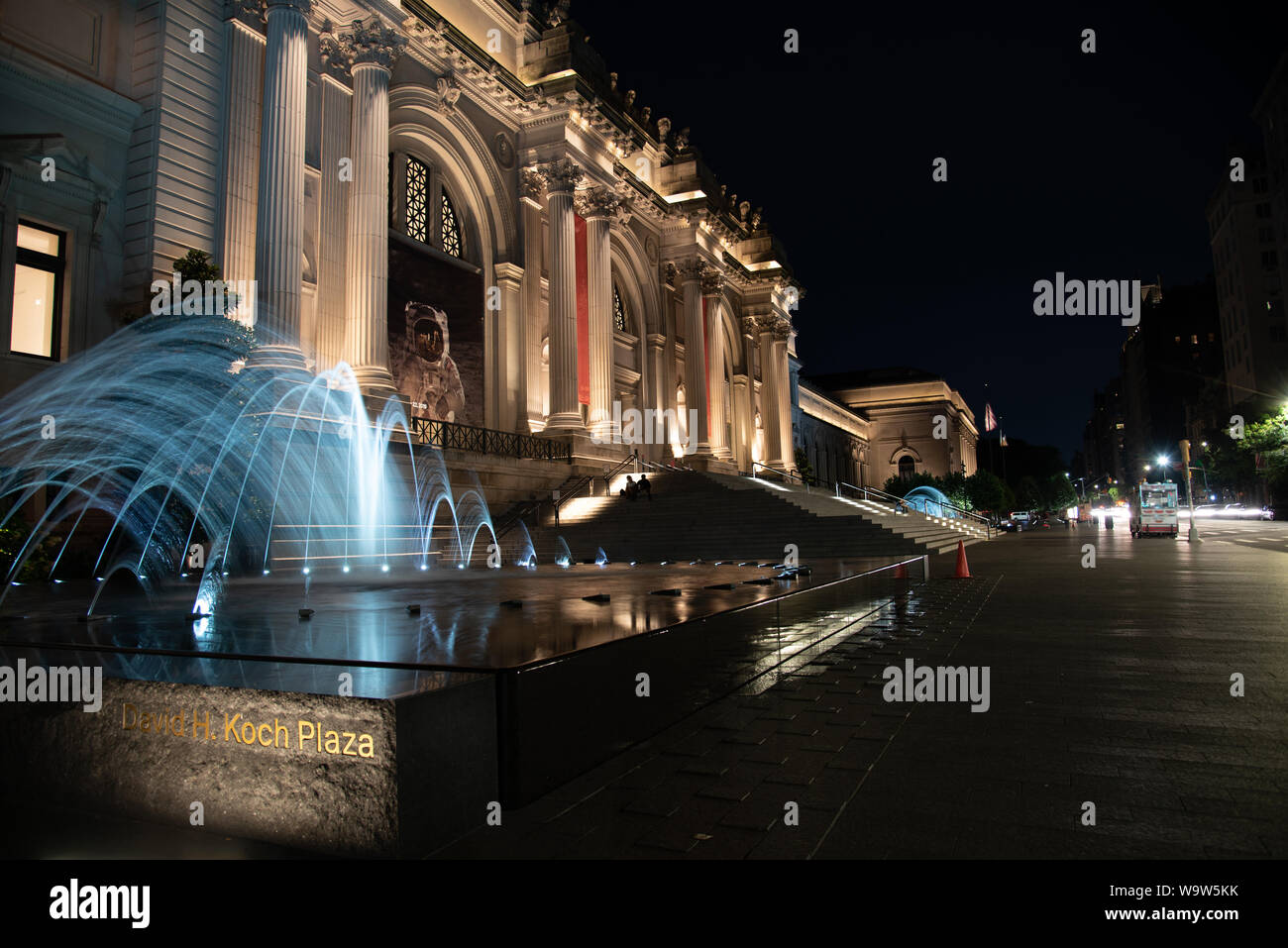 Fassade und Brunnen des Metropolitan Museum der Kunst in der Nacht in New York. Stockfoto