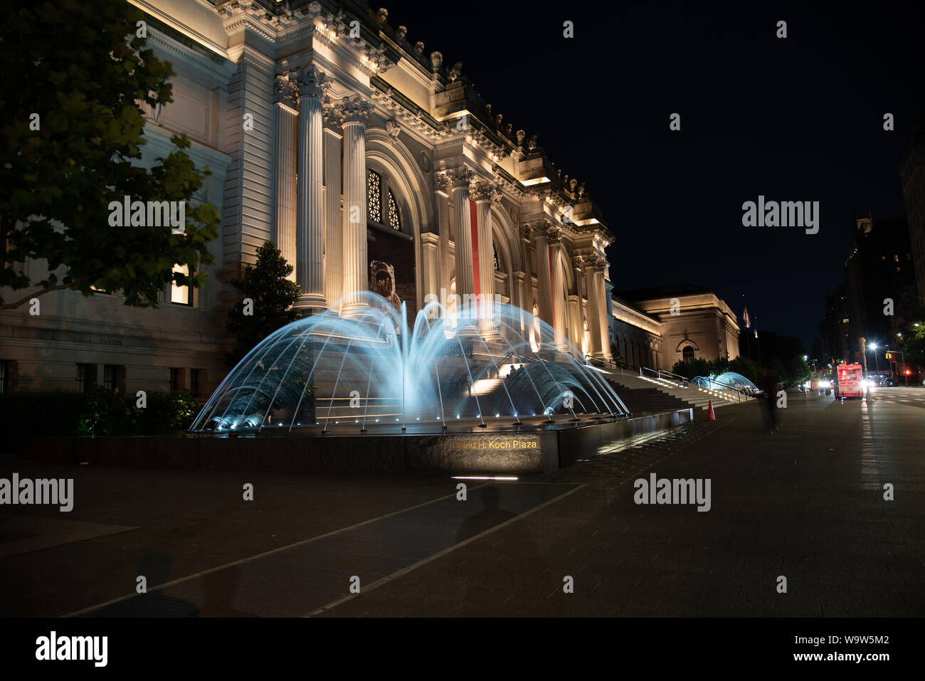 Fassade und Brunnen des Metropolitan Museum der Kunst in der Nacht in New York. Stockfoto