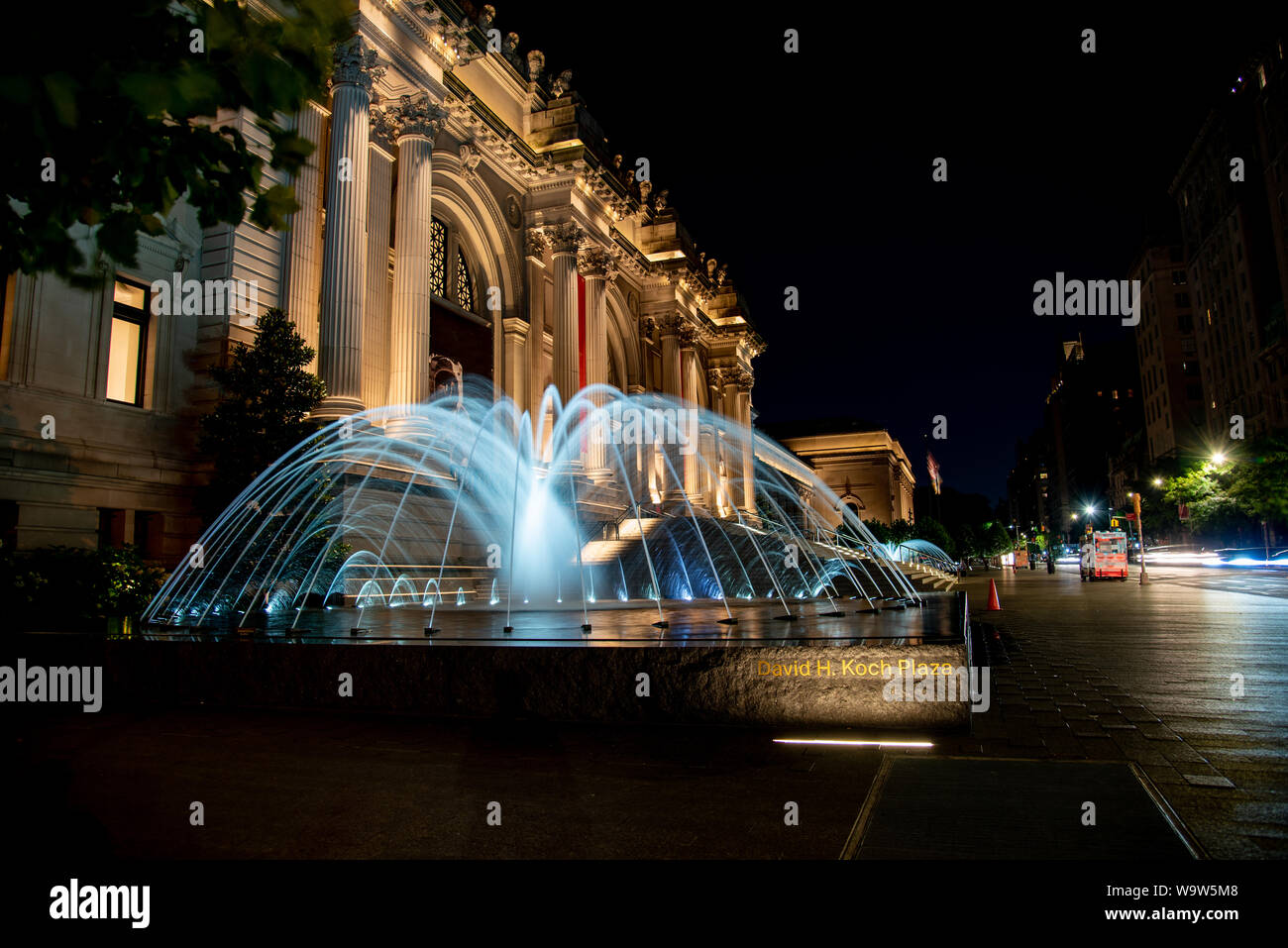 Fassade und Brunnen des Metropolitan Museum der Kunst in der Nacht in New York. Stockfoto