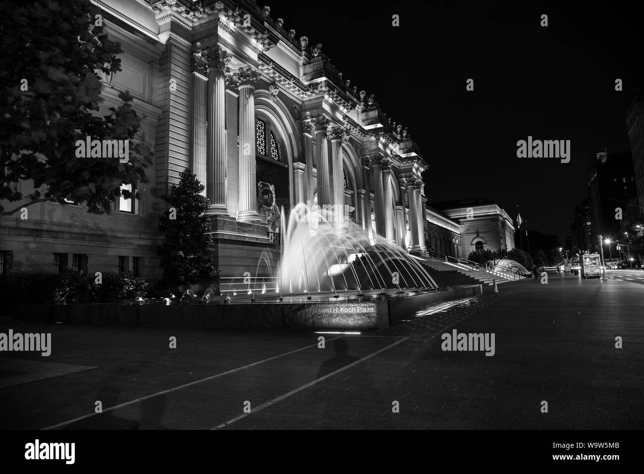 Fassade und Brunnen des Metropolitan Museum der Kunst in der Nacht in New York. Stockfoto