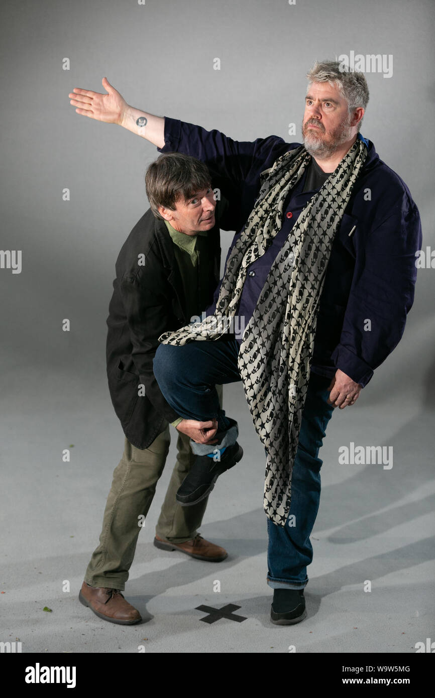 Edinburgh, Schottland, Großbritannien, 15. Aug 2019. Abgebildet auf dem Edinburgh Book Festival, Ian Rankin, Schriftsteller und Schauspieler Phil Jupitus, Lerche über für die Kameras. Credit: Brian Wilson/Alamy leben Nachrichten Stockfoto