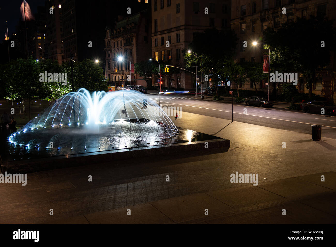 Brunnen der Metropolitan Museum der Kunst in der Nacht in New York. Stockfoto