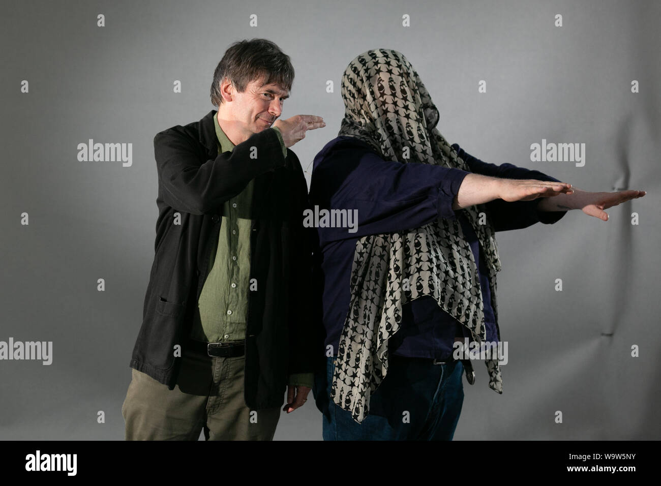 Edinburgh, Schottland, Großbritannien, 15. Aug 2019. Abgebildet auf dem Edinburgh Book Festival, Ian Rankin, Schriftsteller und Schauspieler Phil Jupitus, Lerche über für die Kameras. Credit: Brian Wilson/Alamy leben Nachrichten Stockfoto