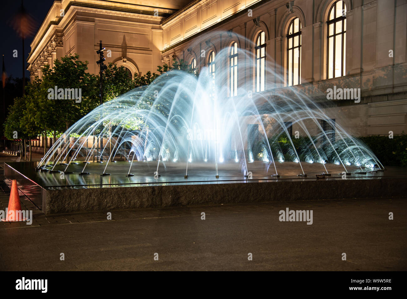 Brunnen der Metropolitan Museum der Kunst in der Nacht in New York. Stockfoto