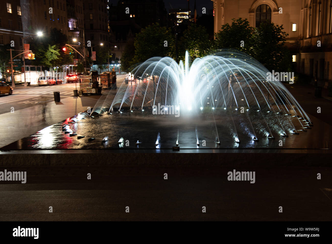 Brunnen der Metropolitan Museum der Kunst in der Nacht in New York. Stockfoto