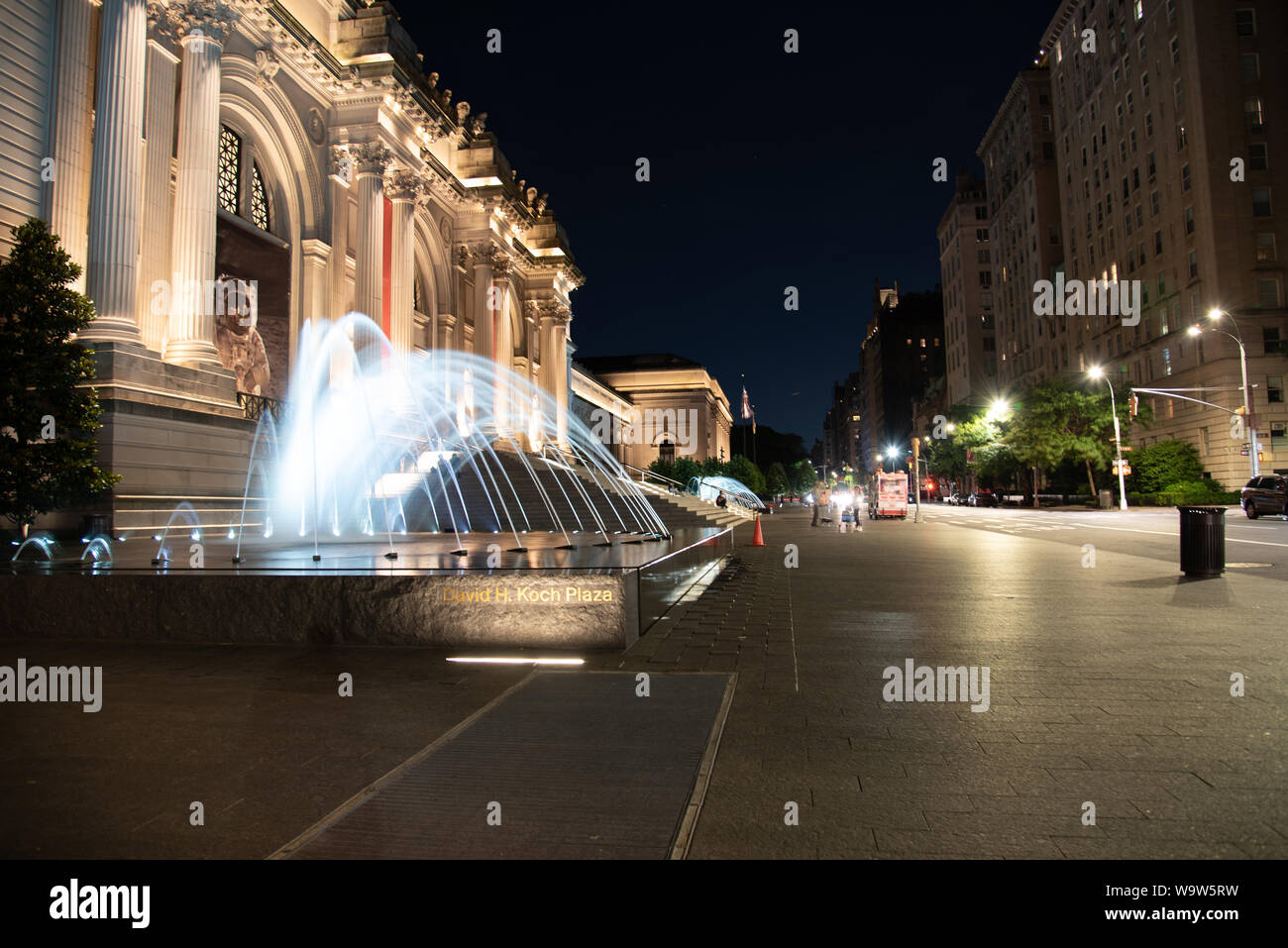 Fassade und Brunnen des Metropolitan Museum der Kunst in der Nacht in New York. Stockfoto