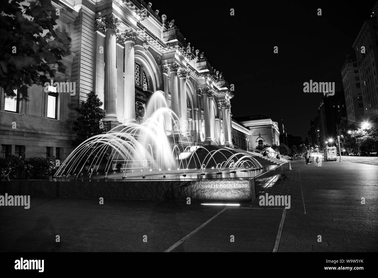 Fassade und Brunnen des Metropolitan Museum der Kunst in der Nacht in New York. Stockfoto