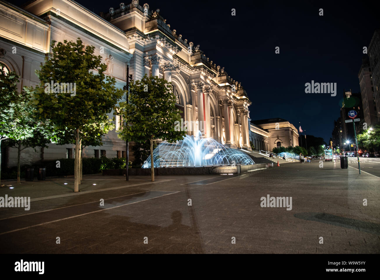 Fassade und Brunnen des Metropolitan Museum der Kunst in der Nacht in New York. Stockfoto