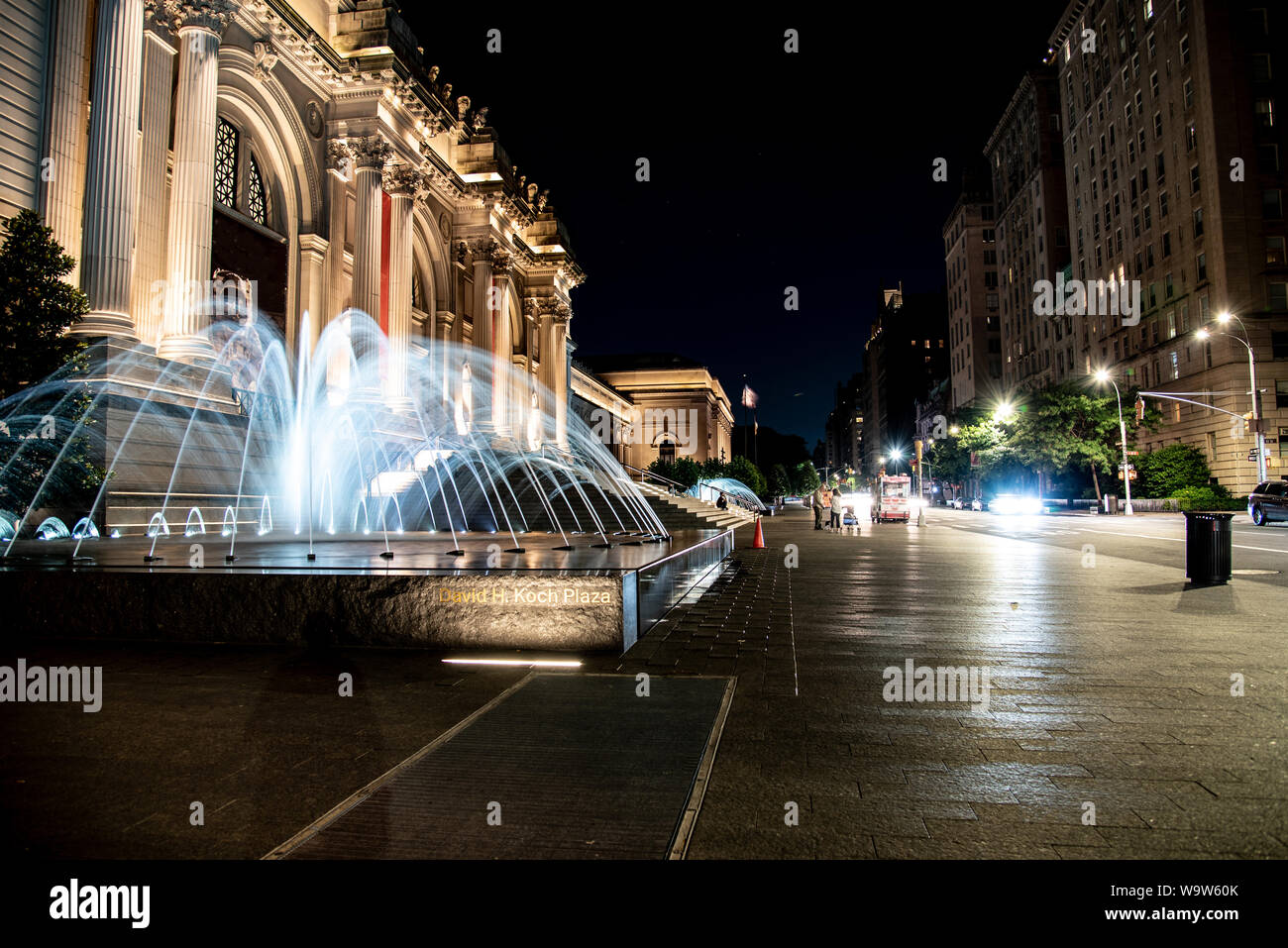 Fassade und Brunnen des Metropolitan Museum der Kunst in der Nacht in New York. Stockfoto