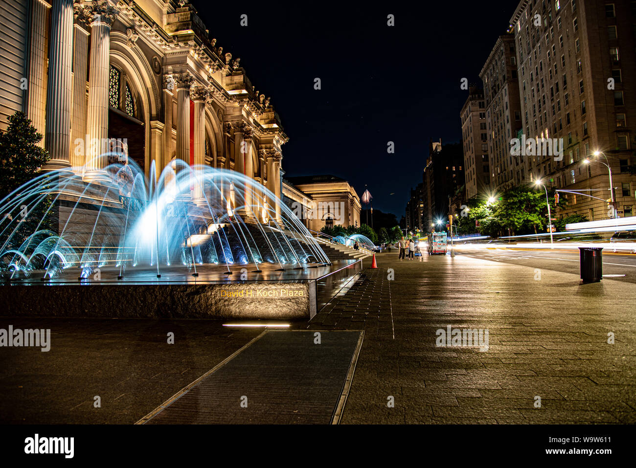 Fassade und Brunnen des Metropolitan Museum der Kunst in der Nacht in New York. Stockfoto
