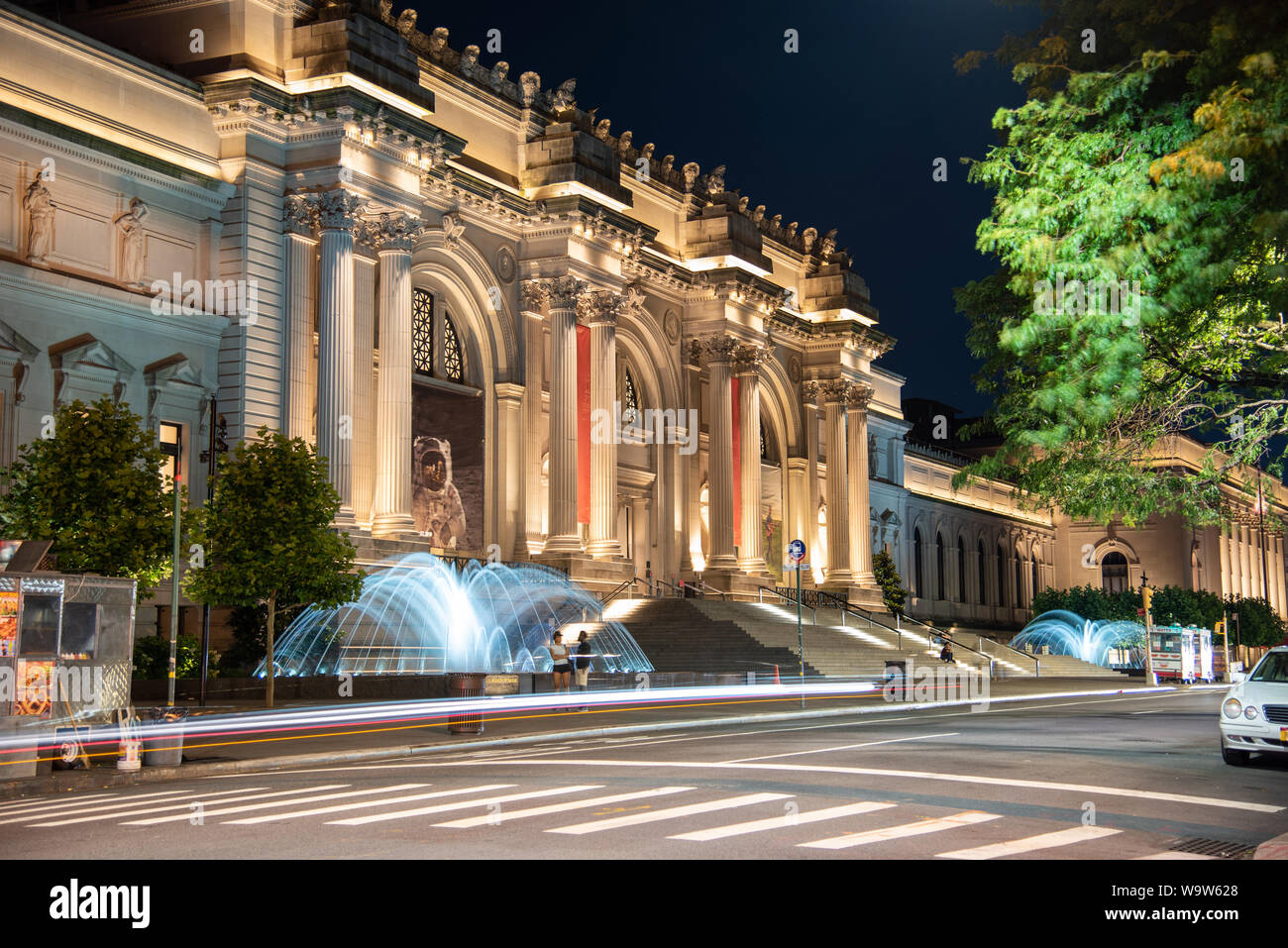 Fassade und Brunnen des Metropolitan Museum der Kunst in der Nacht in New York. Stockfoto