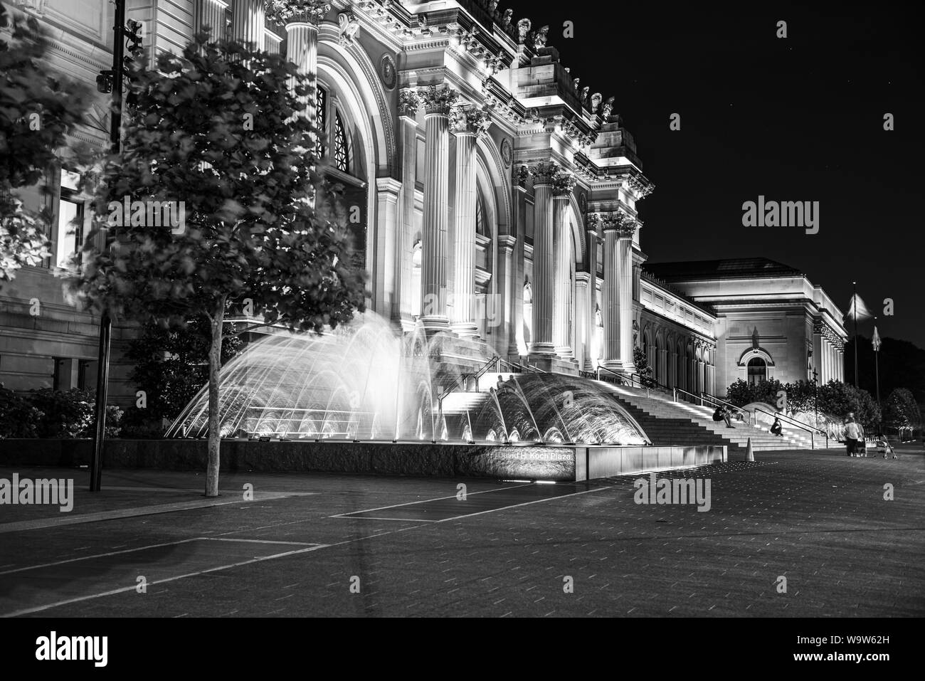Fassade und Brunnen des Metropolitan Museum der Kunst in der Nacht in New York. Stockfoto