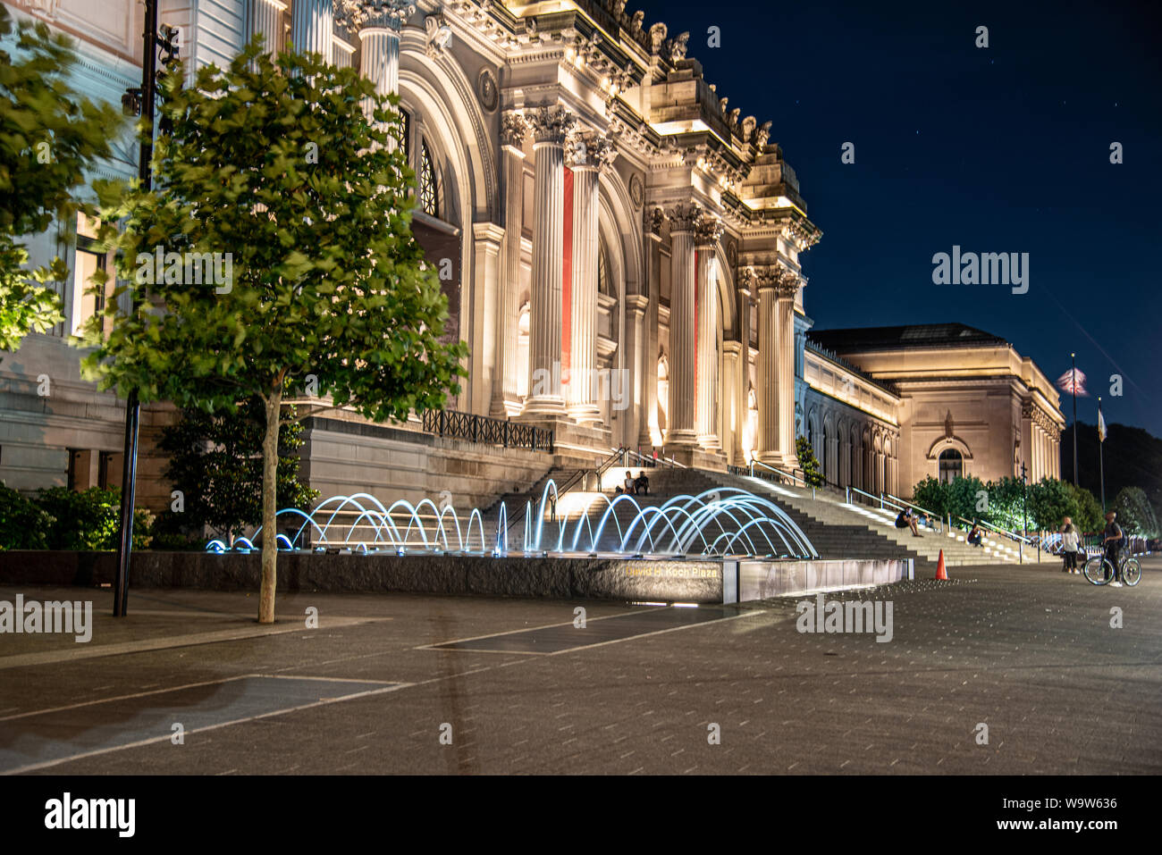 Fassade und Brunnen des Metropolitan Museum der Kunst in der Nacht in New York. Stockfoto