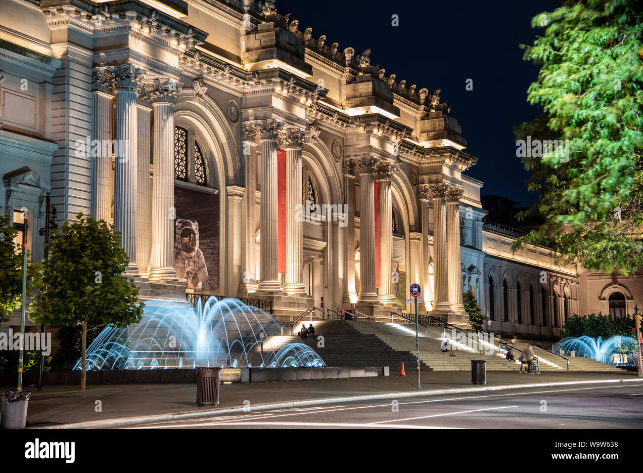 Fassade und Brunnen des Metropolitan Museum der Kunst in der Nacht in New York. Stockfoto