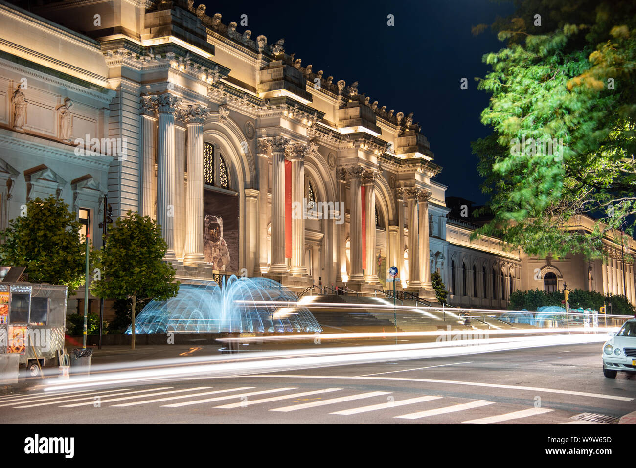 Fassade und Brunnen des Metropolitan Museum der Kunst in der Nacht in New York. Stockfoto