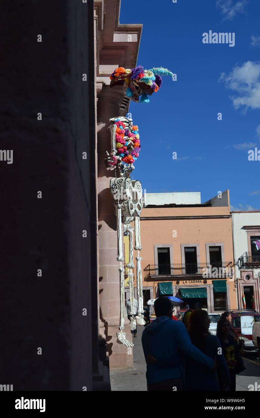 Dekorationen rund um Zacatecas Stadt in Mexiko. Festival del Día de Muertos. Eine Tradition, die stattfindet, jeden 1. und 8. November findet in México. Stockfoto