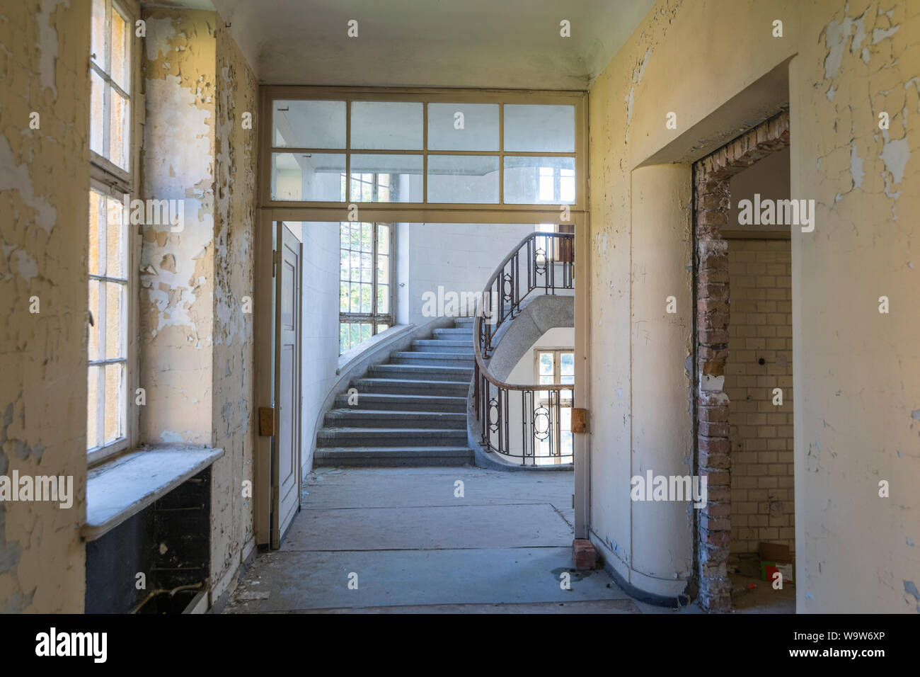 Flur, Treppenhaus der ehemaligen historischen Hauptsitz Kasernen, von der russischen Armee im Jahr 1994 aufgegeben, Wünsdorf, Deutschland Stockfoto